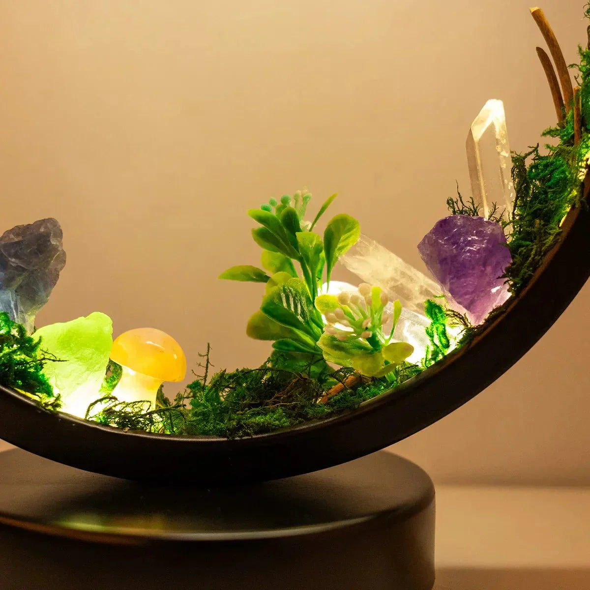 Elegant natlampe med rund ramme - grønne krystaller - stilfuld dekoration