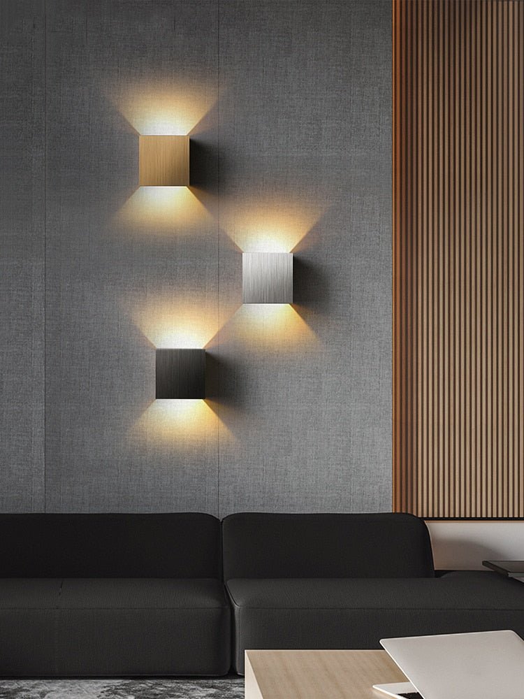 Elegant Vägglampa i Minimalistisk Design med Justerbar Belysning