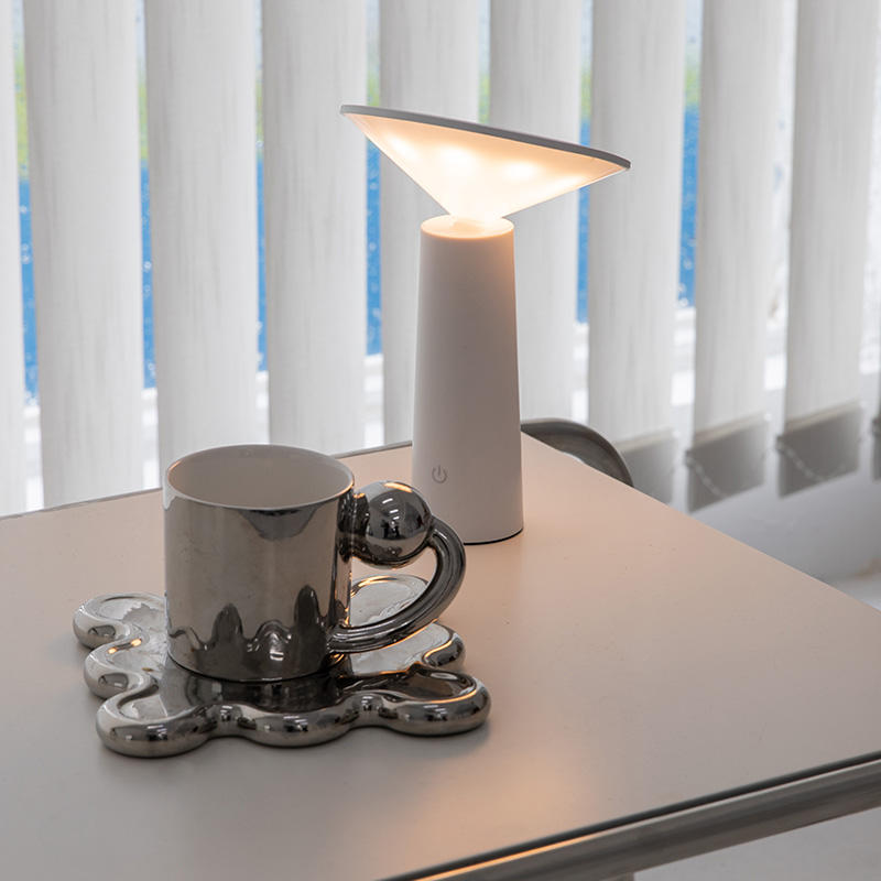 Genopladelig LED Bordlampe med Justerbart Lysdesign
