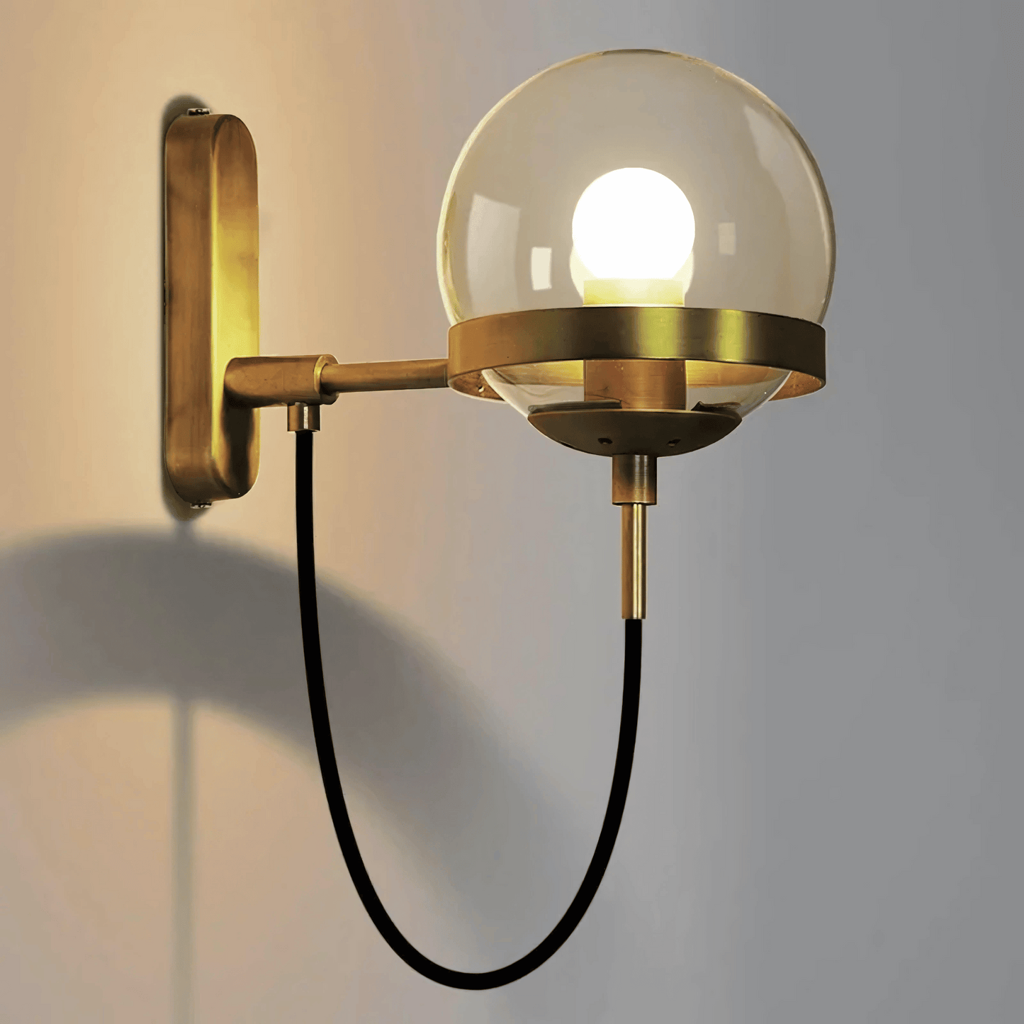 Elegant LED-vägglampa med energisparande ljusdesign