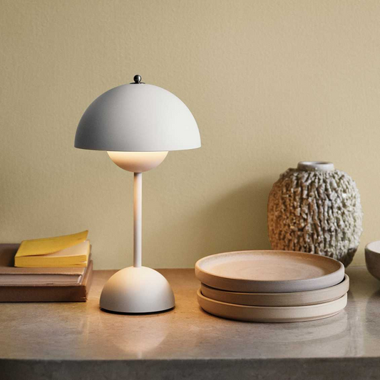 Moderne Jern Natbordslampe – Energibesparende & Stilfuld