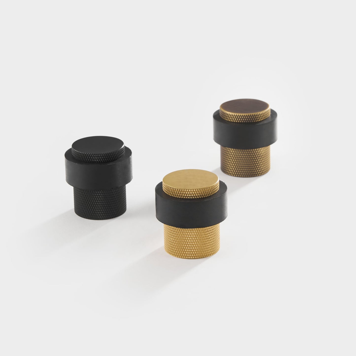 Elegant dörrstopp i massiv mässing - ljuddämpande design