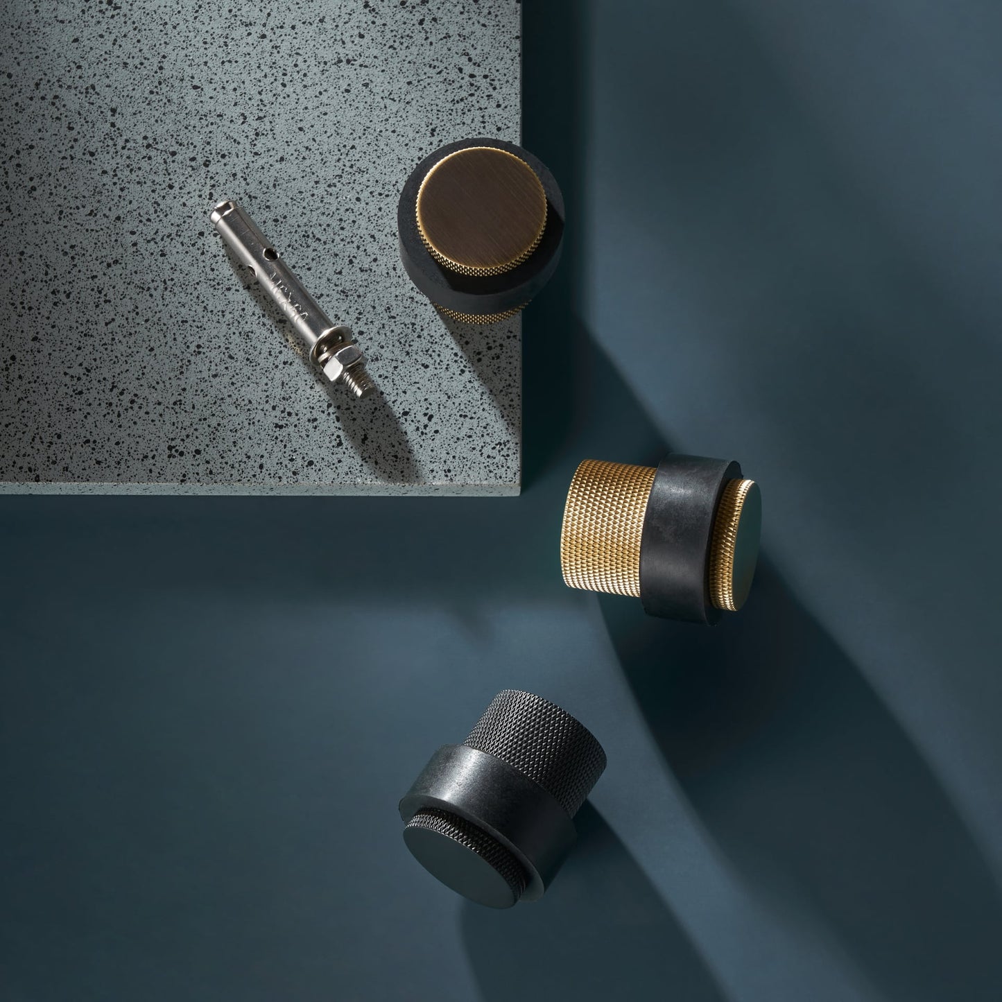 Elegant dörrstopp i massiv mässing - ljuddämpande design