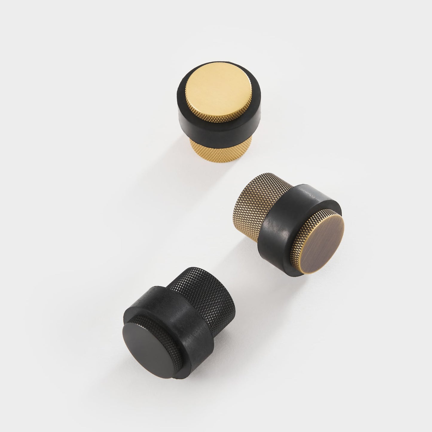 Elegant dörrstopp i massiv mässing - ljuddämpande design