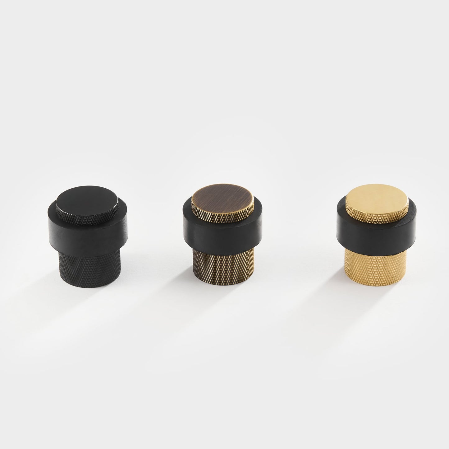 Elegant dörrstopp i massiv mässing - ljuddämpande design