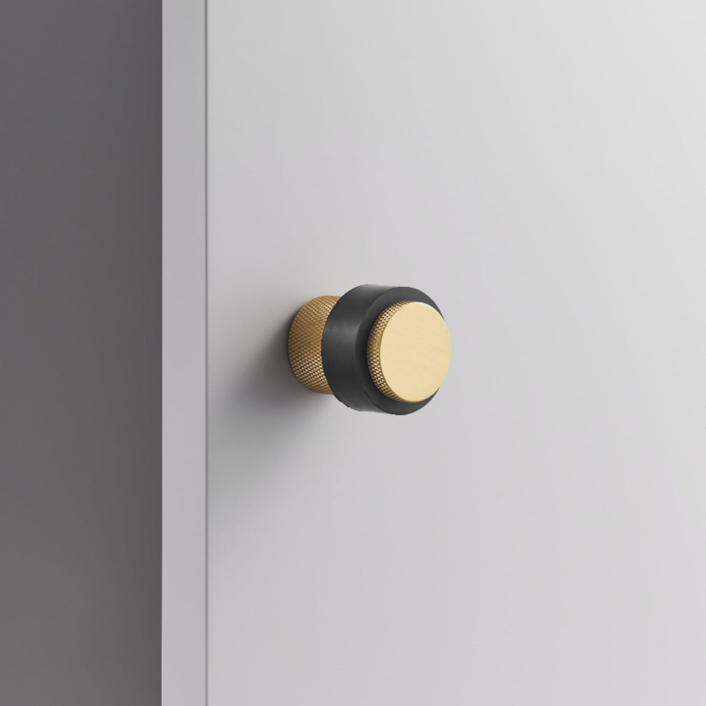 Elegant dörrstopp i massiv mässing - ljuddämpande design