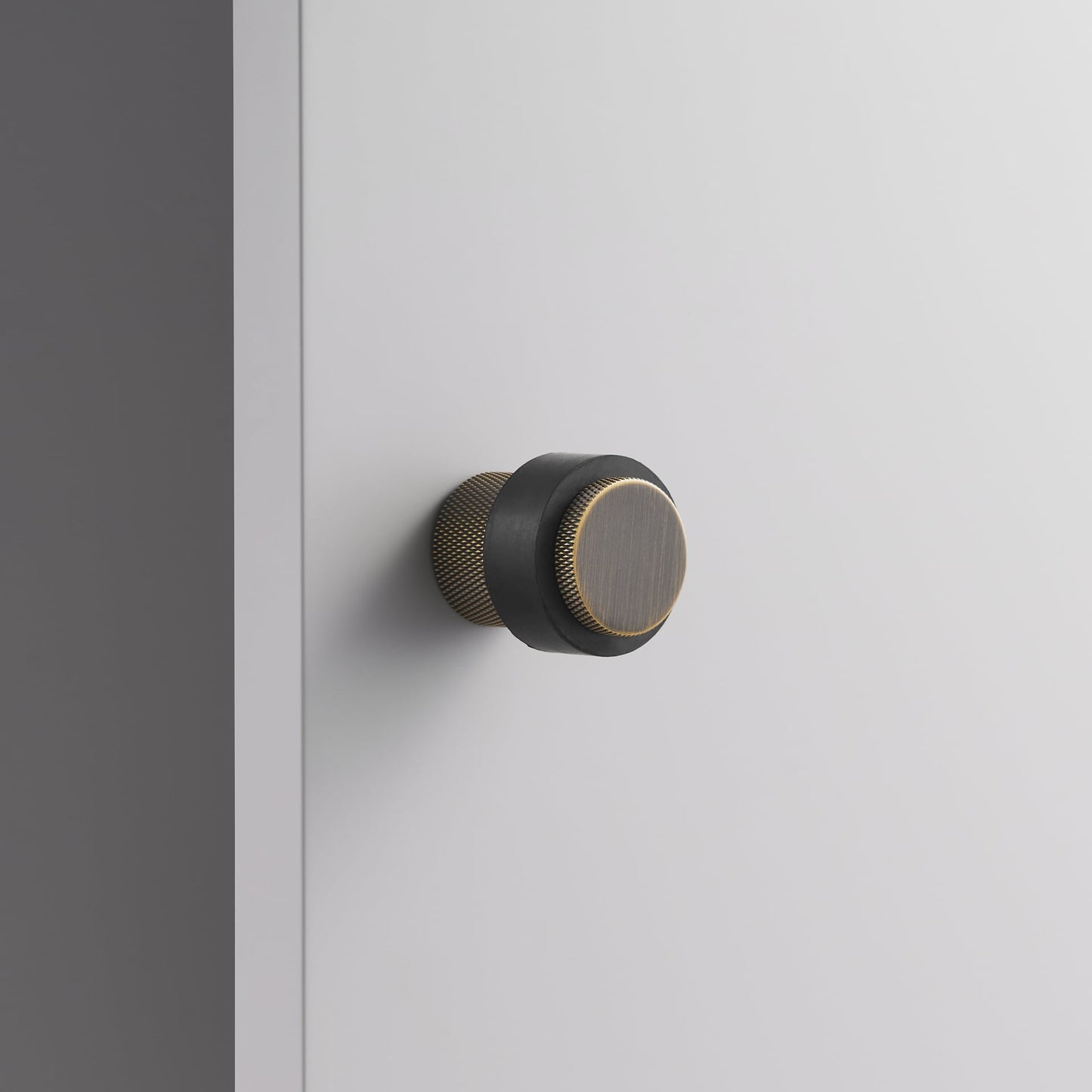 Elegant dörrstopp i massiv mässing - ljuddämpande design