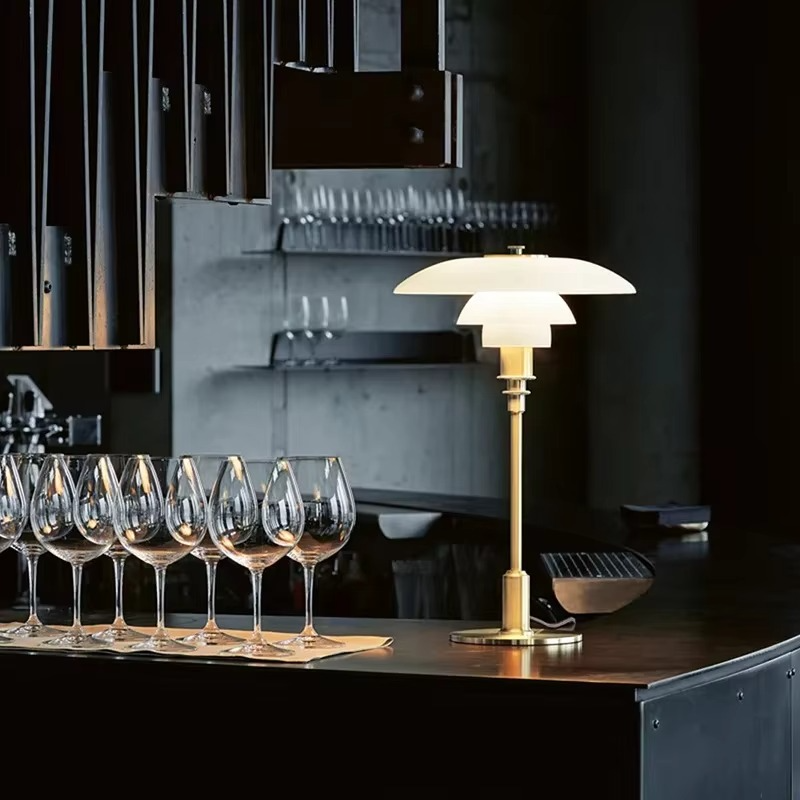 Elegant Natlampe med Glas Skærm og Justerbar Lysstyrke