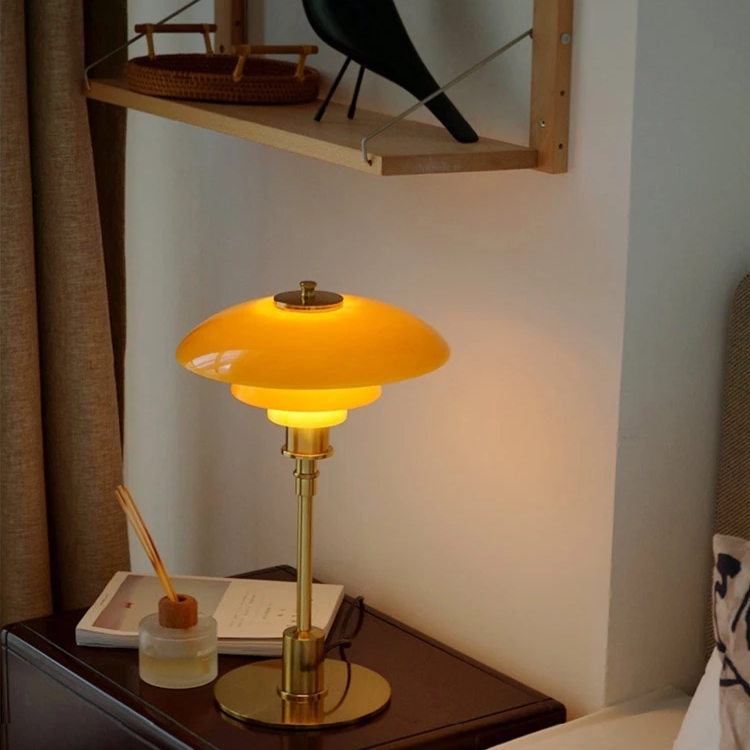 Elegant Natlampe med Glas Skærm og Justerbar Lysstyrke