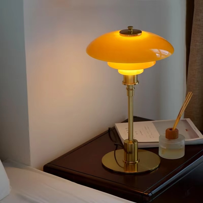 Elegant Natlampe med Glas Skærm og Justerbar Lysstyrke