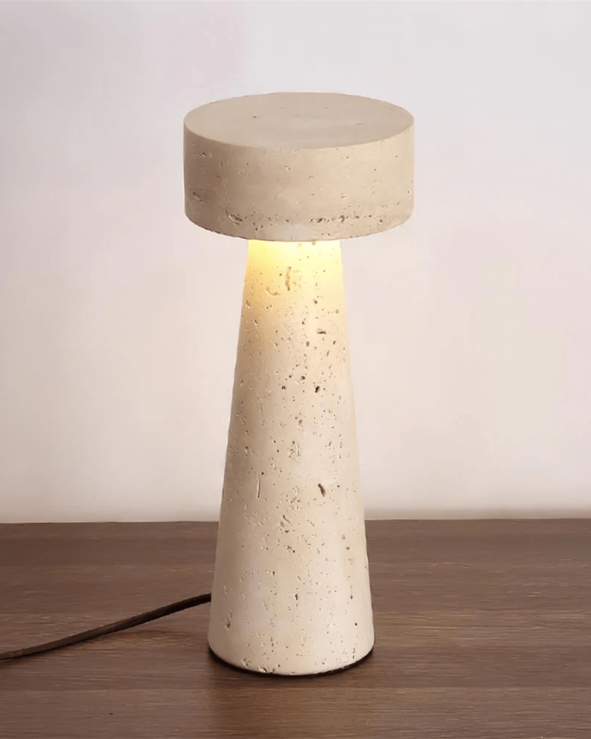 Elegant travertinbordslampa | Kompakt design & mjuk belysning