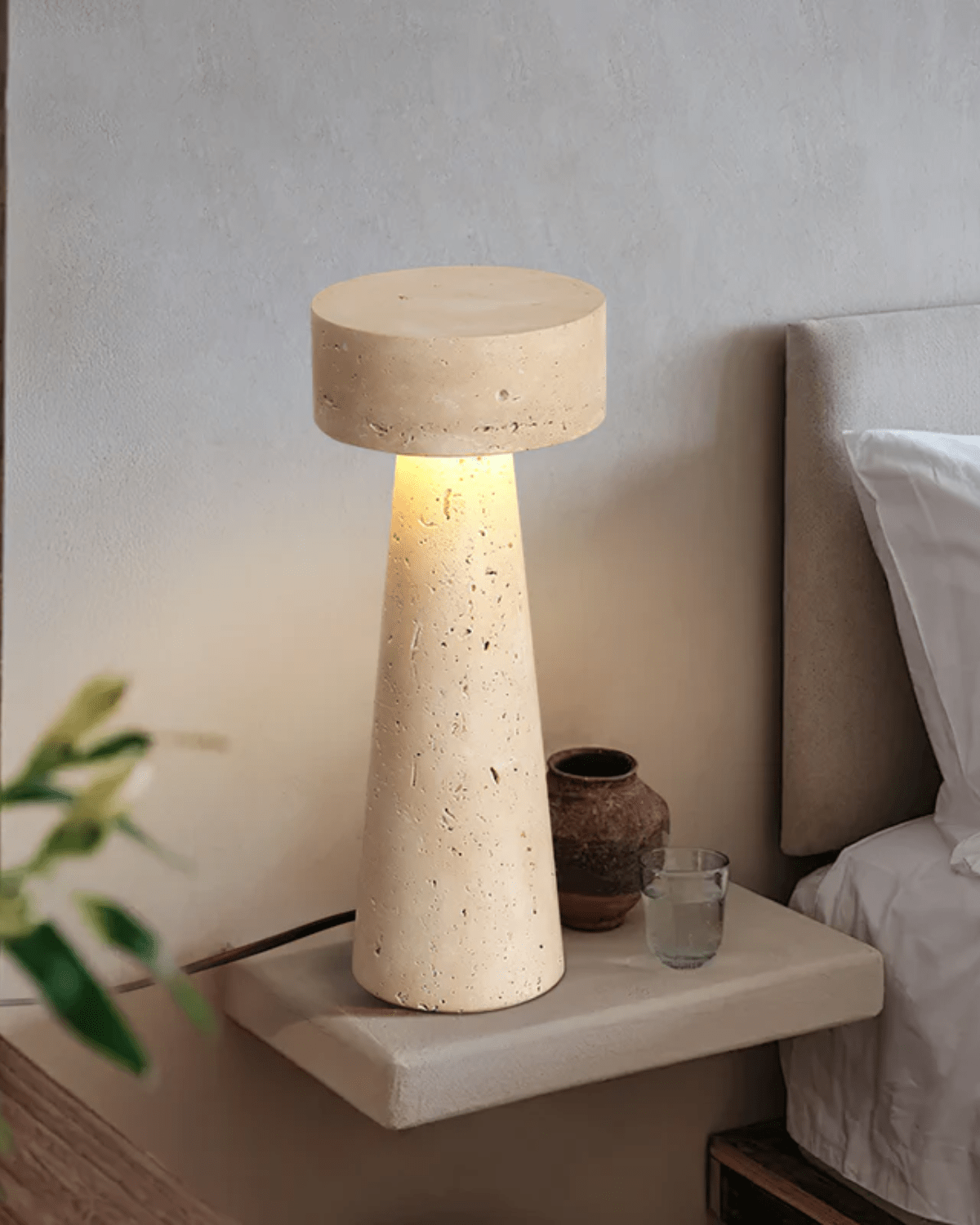Elegant travertinbordslampa | Kompakt design & mjuk belysning