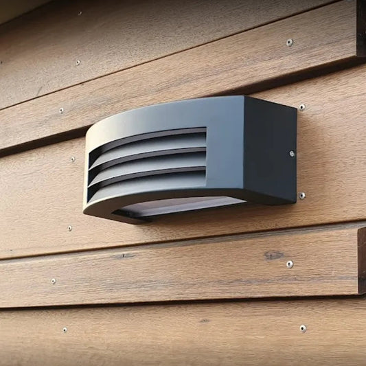 Elegant svart utomhuslampa med väderbeständig IP54-skydd