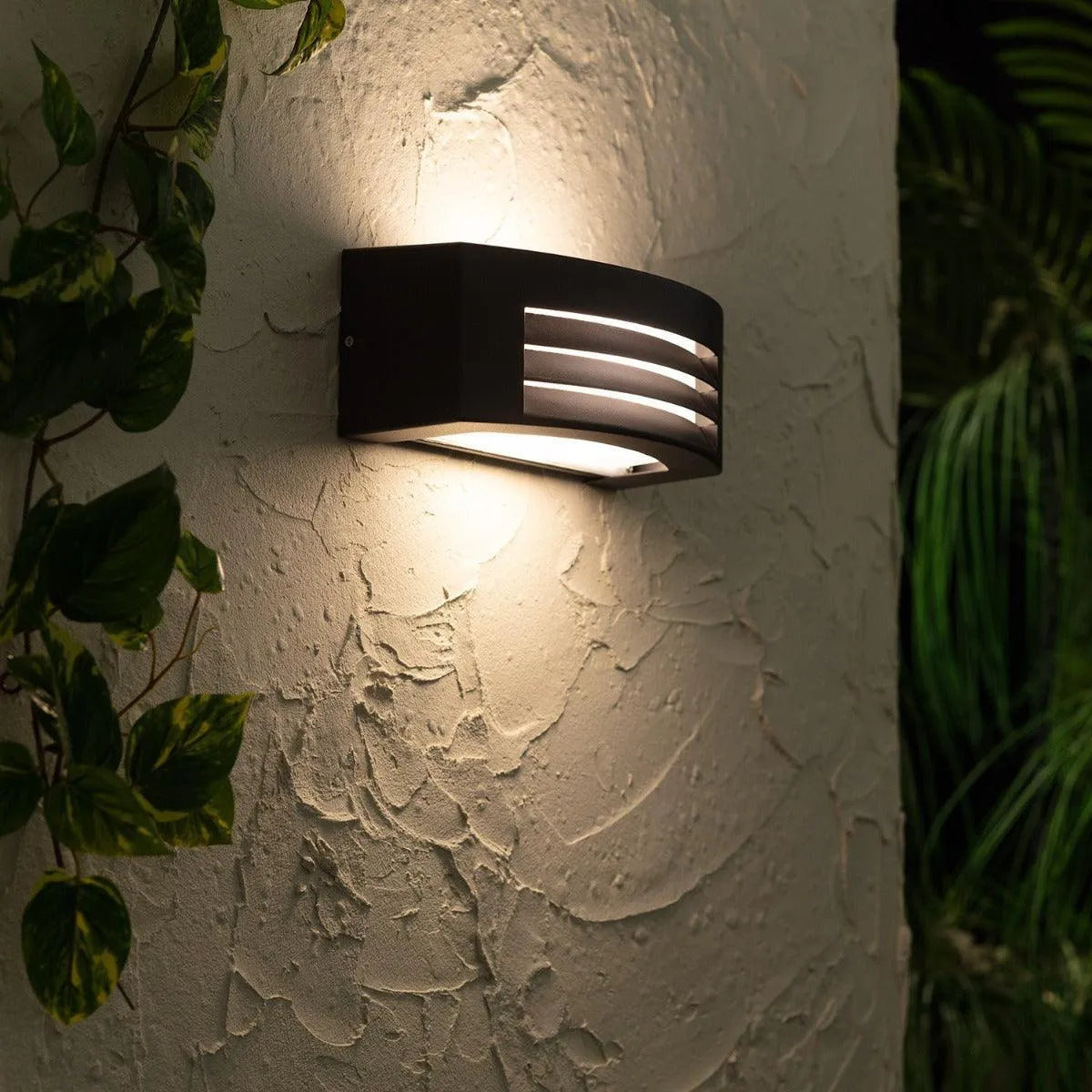 Elegant Sort Udendørslampe med Vejrbestandig IP54 Beskyttelse