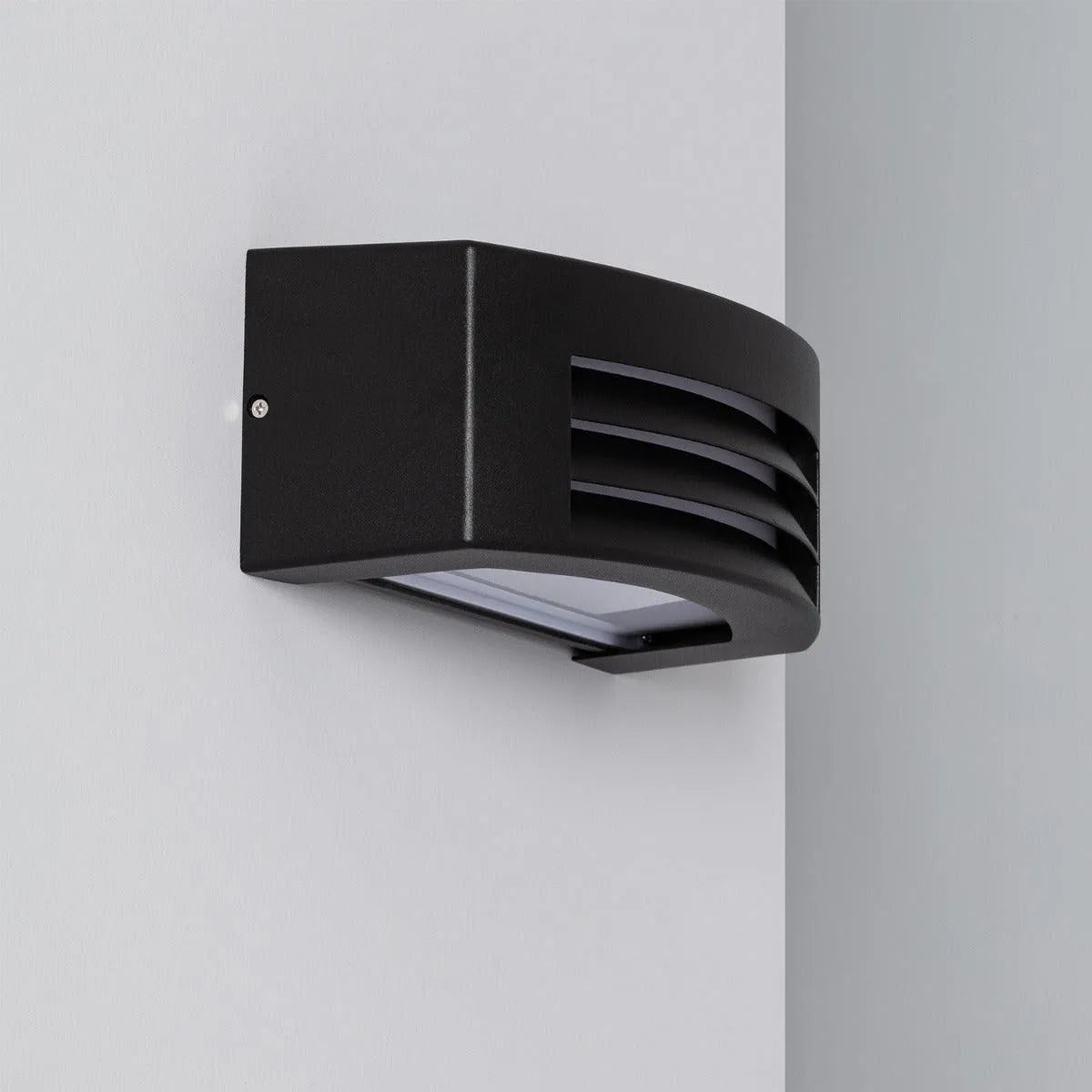 Elegant Sort Udendørslampe med Vejrbestandig IP54 Beskyttelse
