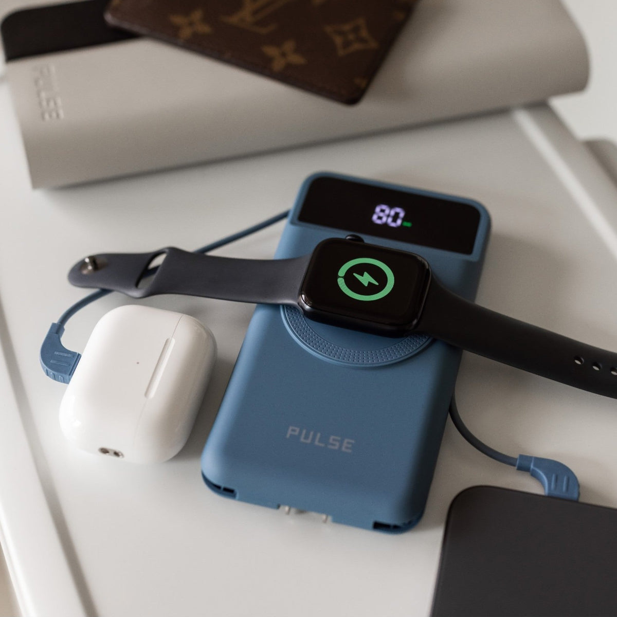 10.000 mAh Powerbank med Reiselader | 5-i-1 Qi Oplader med kabler