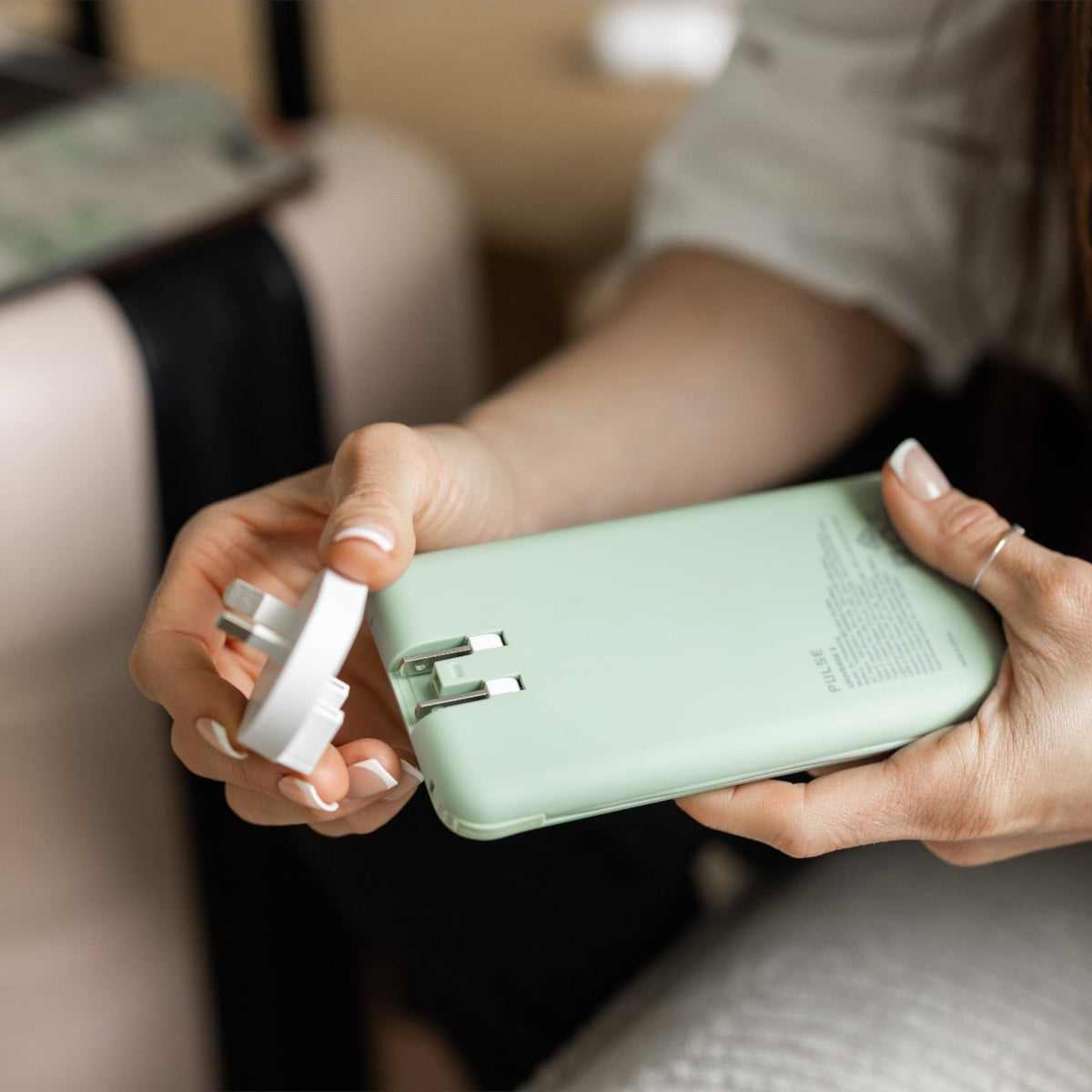 10.000 mAh Powerbank med Reiselader | 5-i-1 Qi Oplader med kabler