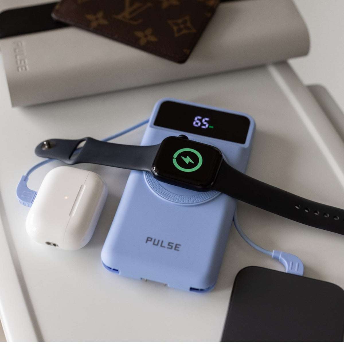 10.000 mAh Powerbank med Reiselader | 5-i-1 Qi Oplader med kabler