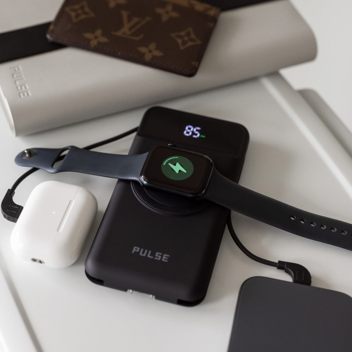 10.000 mAh Powerbank med Reiselader | 5-i-1 Qi Oplader med kabler