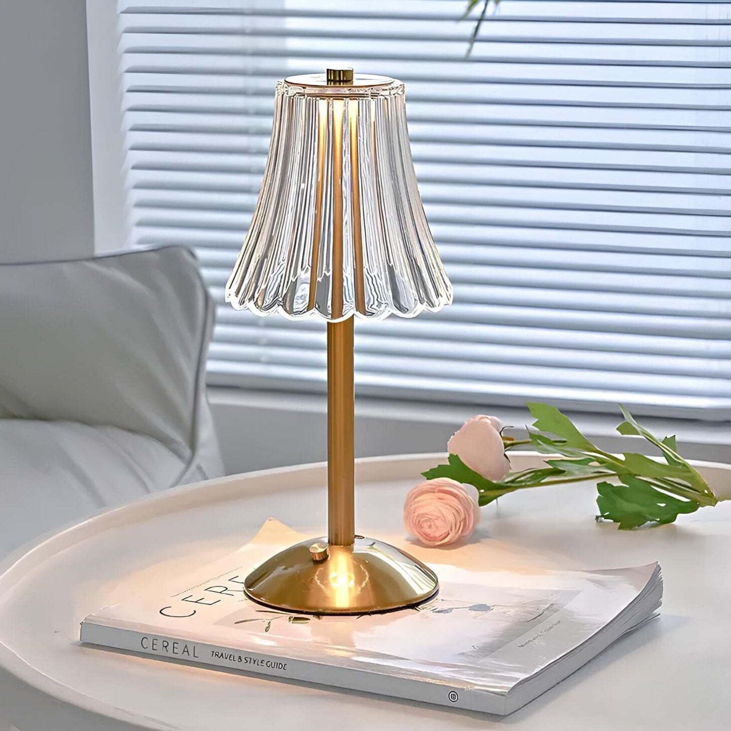 Guldfarvet krystal bordlampe