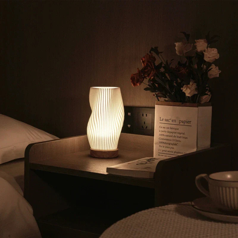 Skulpturel LED Bordlampe med Justerbar Lysstyrke & USB