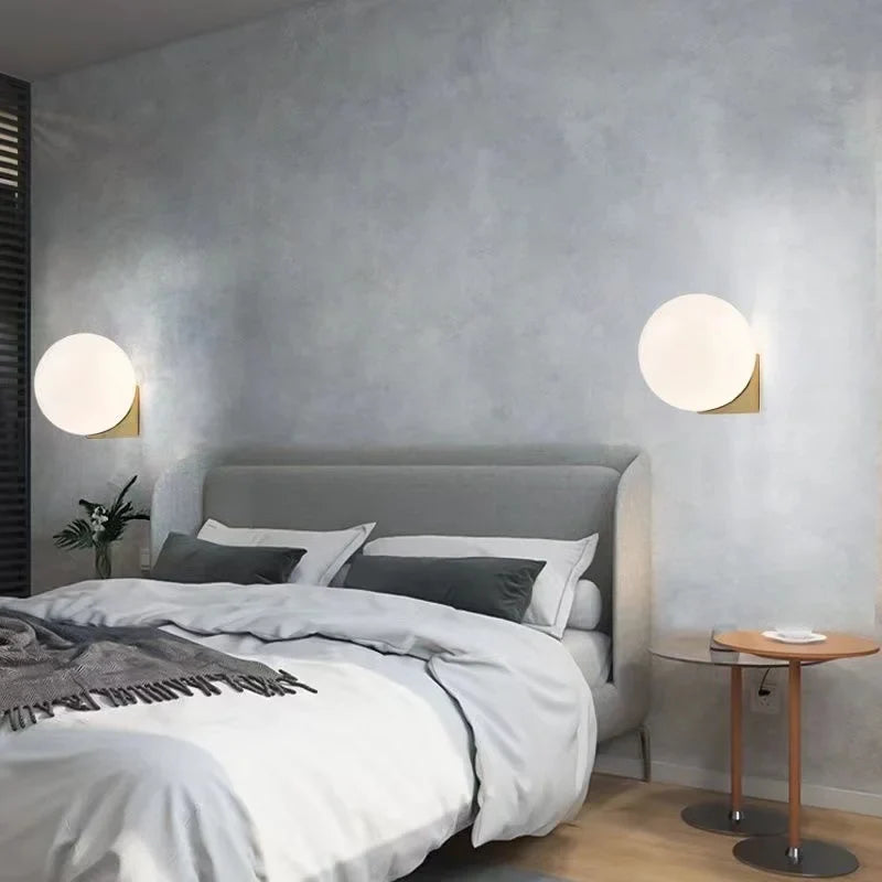 Elegant Vägglampa med Mjukt Ljus för Mys och Avkoppling