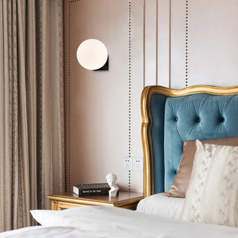 Elegant Vägglampa med Mjukt Ljus för Mys och Avkoppling