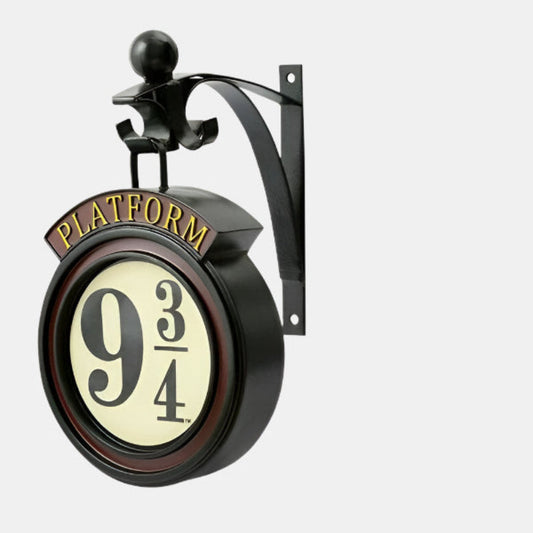 Elegant vägglampa med historisk design och mysig belysning