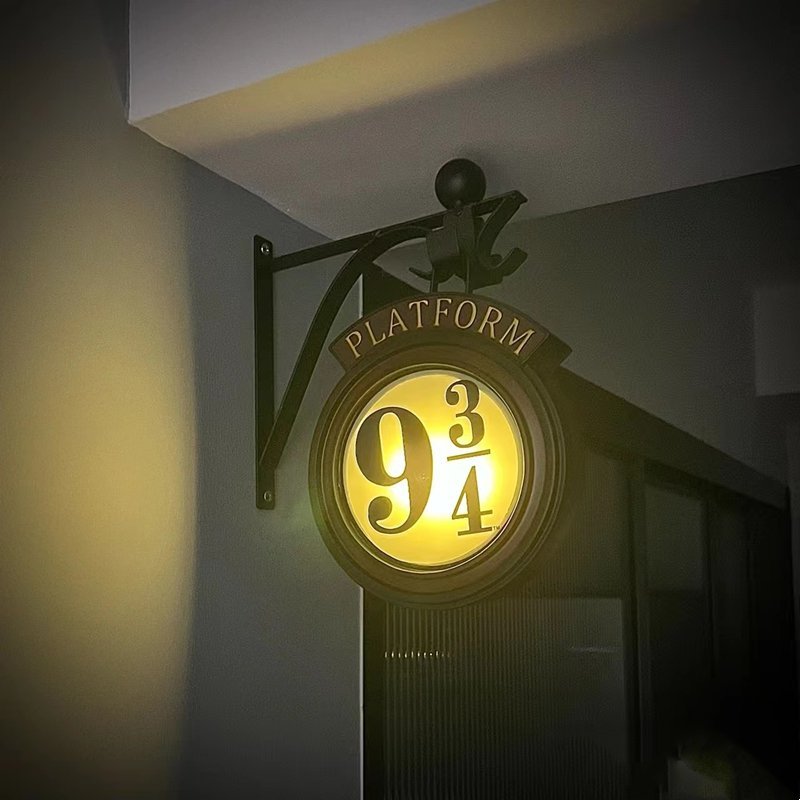 Elegant vägglampa med historisk design och mysig belysning