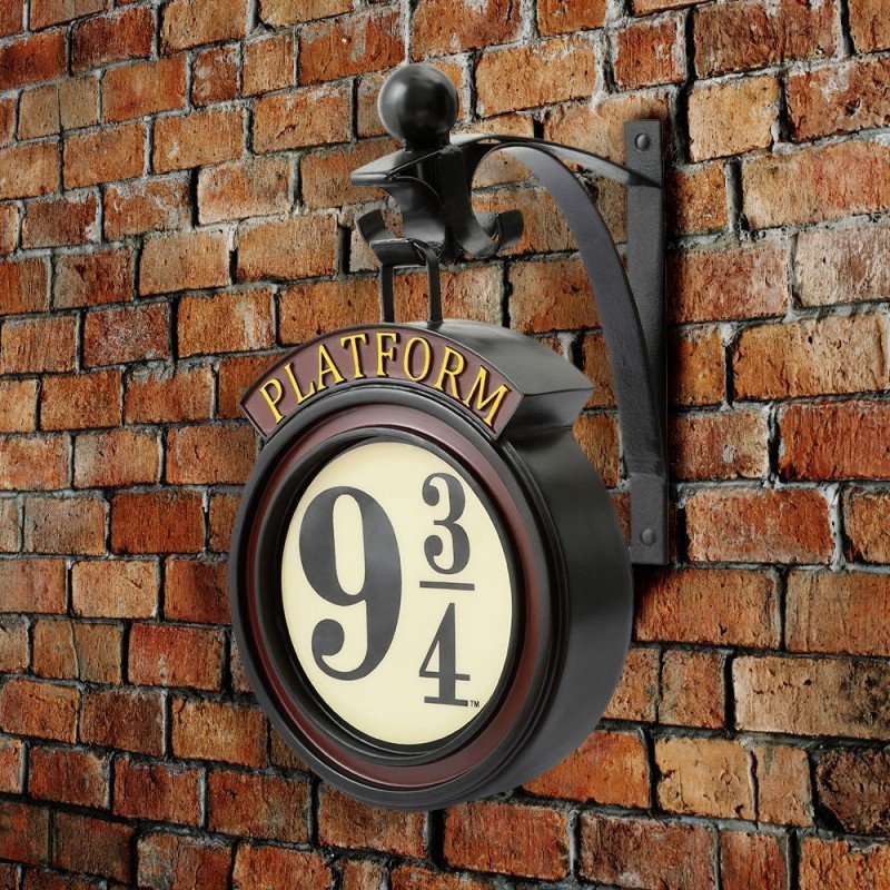 Elegant vägglampa med historisk design och mysig belysning