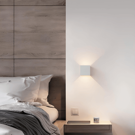 Elegant LED-vägglampa med sensor för automatisk belysning