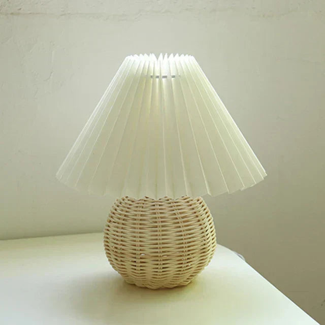 Vintage Bordlampe med Plisseret Skærm – Nostalgisk Hyggebelysning