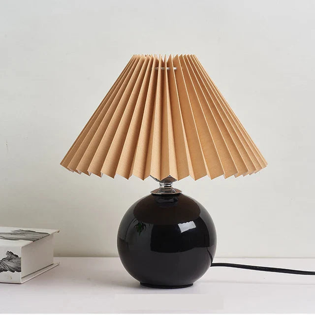 Vintage Bordlampe med Plisseret Skærm – Nostalgisk Hyggebelysning