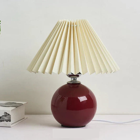 Vintage bordslampa med plisserad skärm – nostalgisk mysbelysning