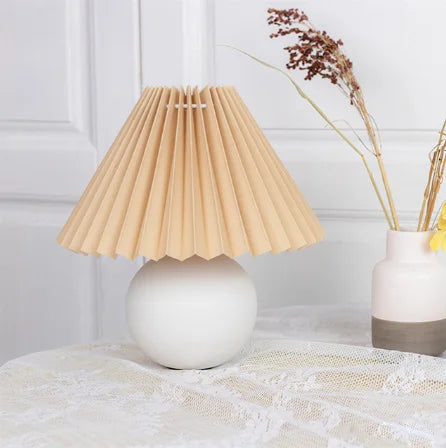 Vintage Bordlampe med Plisseret Skærm – Nostalgisk Hyggebelysning