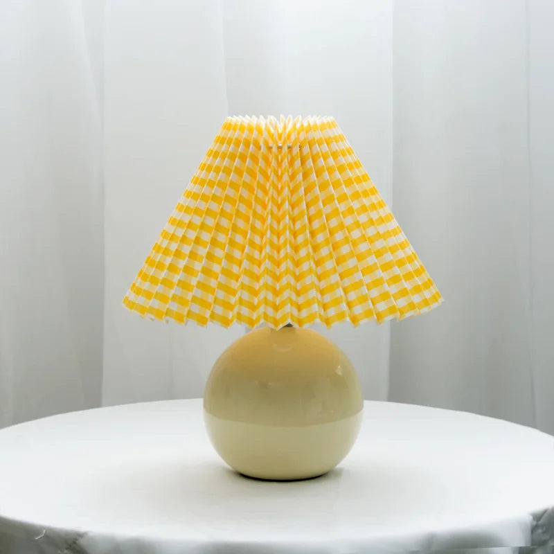 Vintage Bordlampe med Plisseret Skærm – Nostalgisk Hyggebelysning
