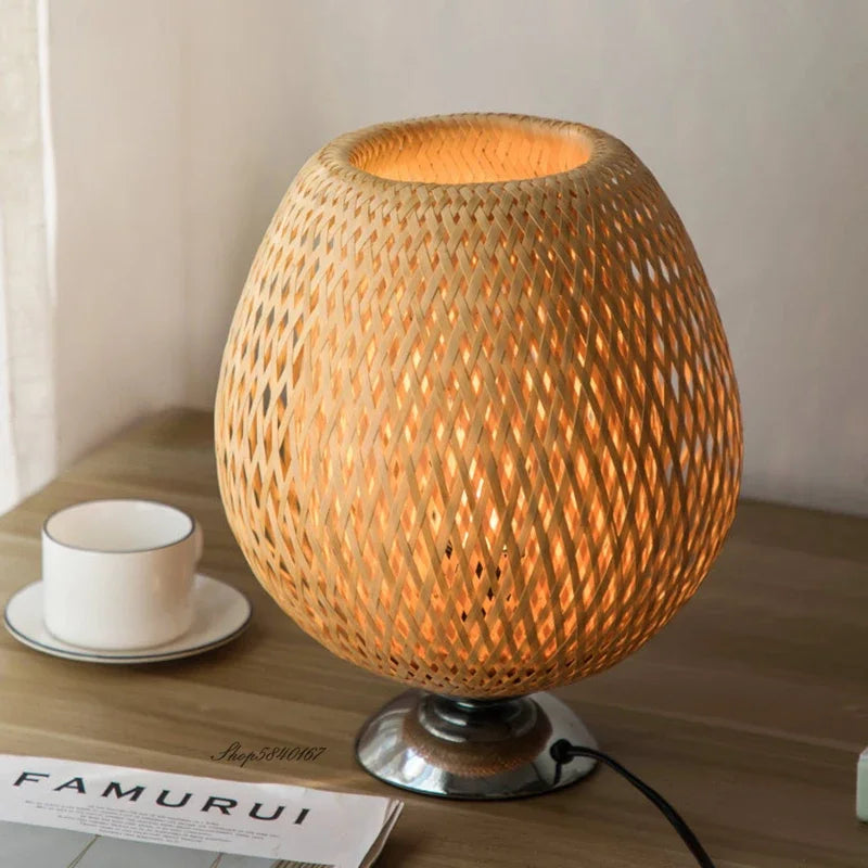 Bambus-bordslampa med varm belysning och tidlös elegans