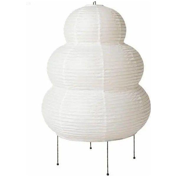 Elegant golvlampa i rispapper med rogivande atmosfär