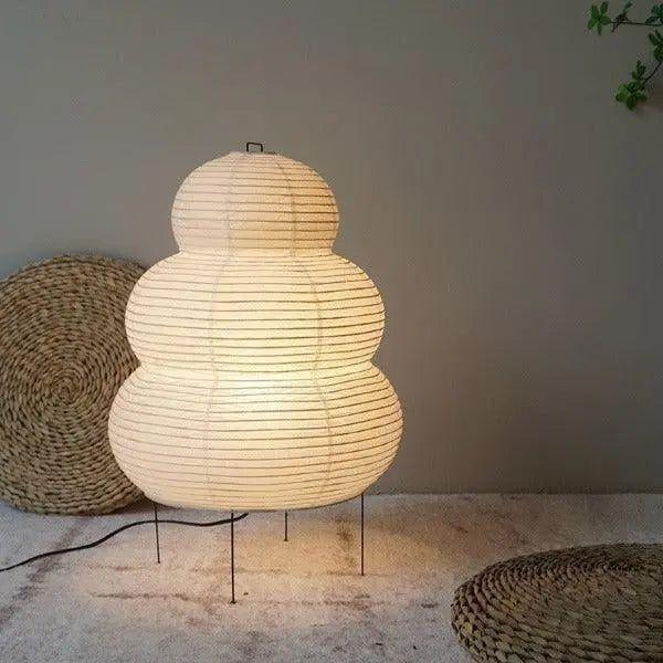 Elegant golvlampa i rispapper med rogivande atmosfär