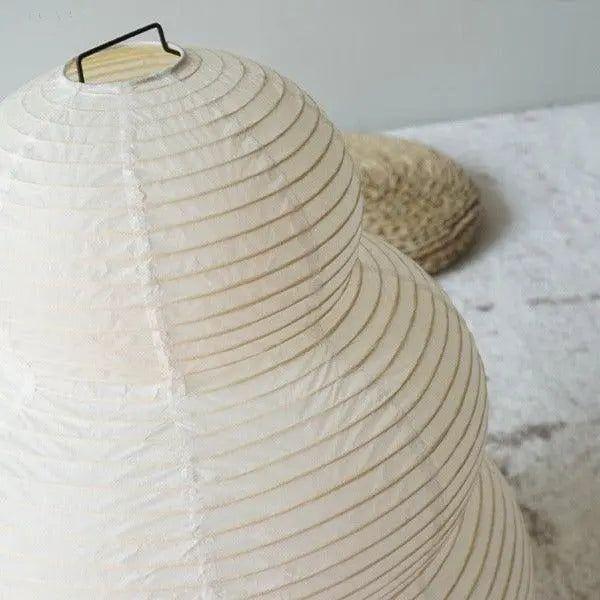 Elegant golvlampa i rispapper med rogivande atmosfär