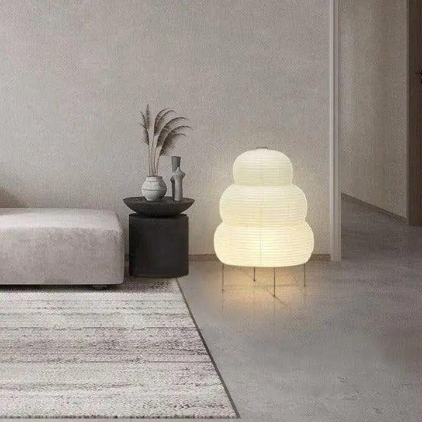 Elegant golvlampa i rispapper med rogivande atmosfär