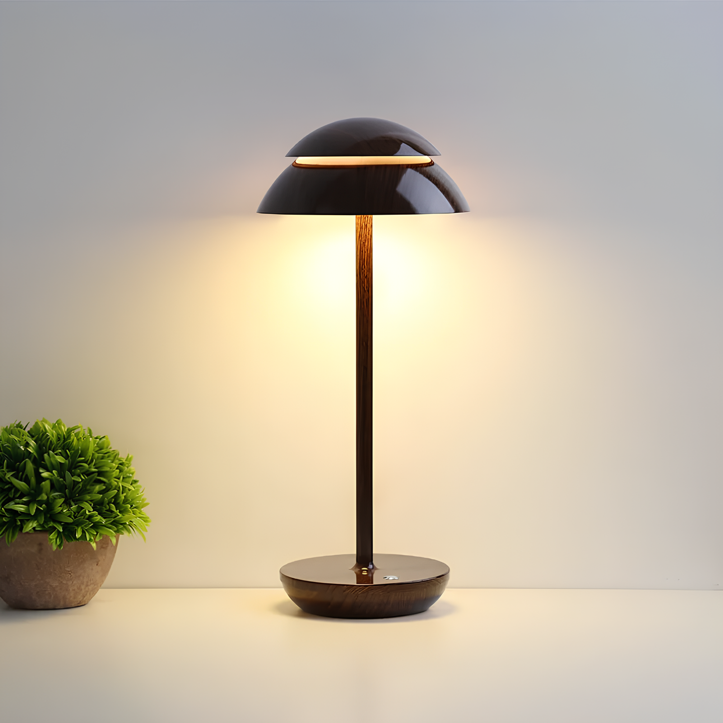 Stilren Trådlös Bordslampa i Metall med Justerbar Ljusstyrka