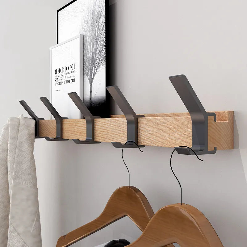 Pladsbesparende væggarderobe med justerbare kroge i skandinavisk stil
