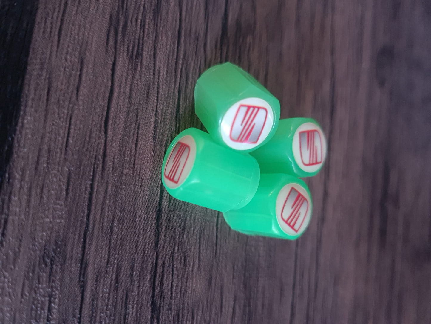Uppsättning med 4 lysande ventilhattar med logotyp – LysaMatic