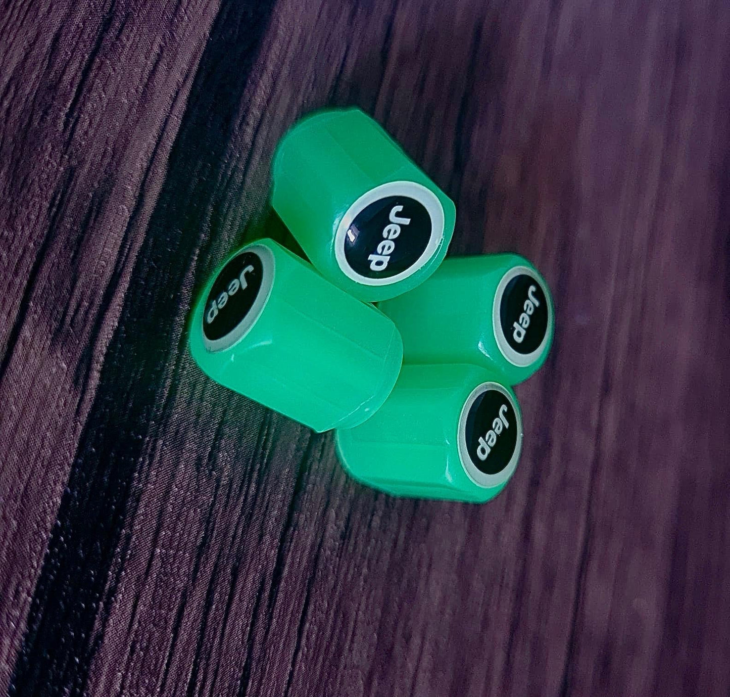 Uppsättning med 4 lysande ventilhattar med logotyp – LysaMatic