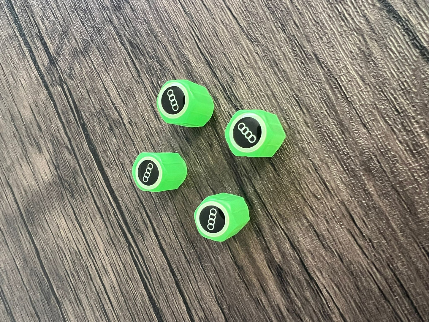 Uppsättning med 4 lysande ventilhattar med logotyp – LysaMatic