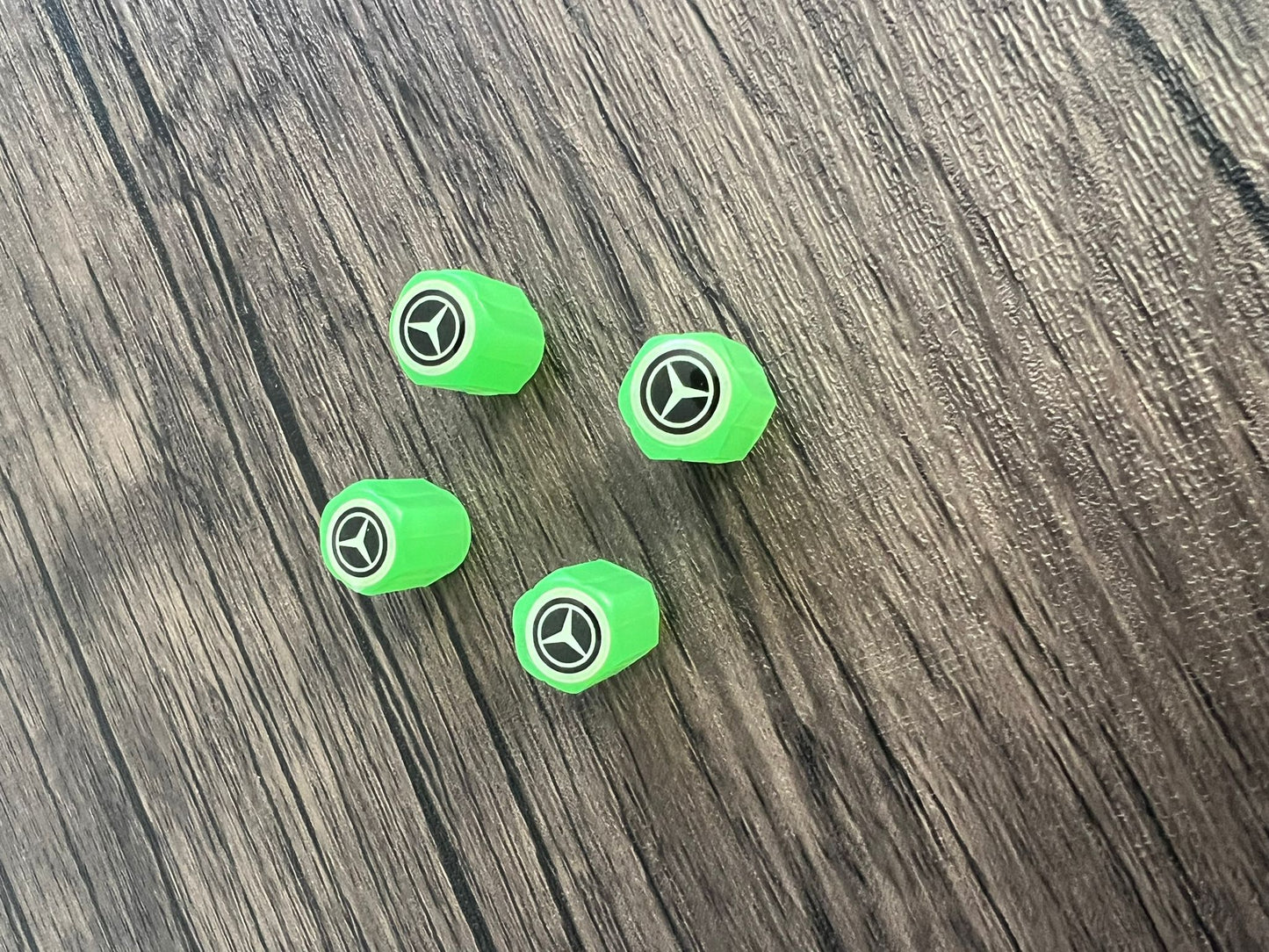 Uppsättning med 4 lysande ventilhattar med logotyp – LysaMatic