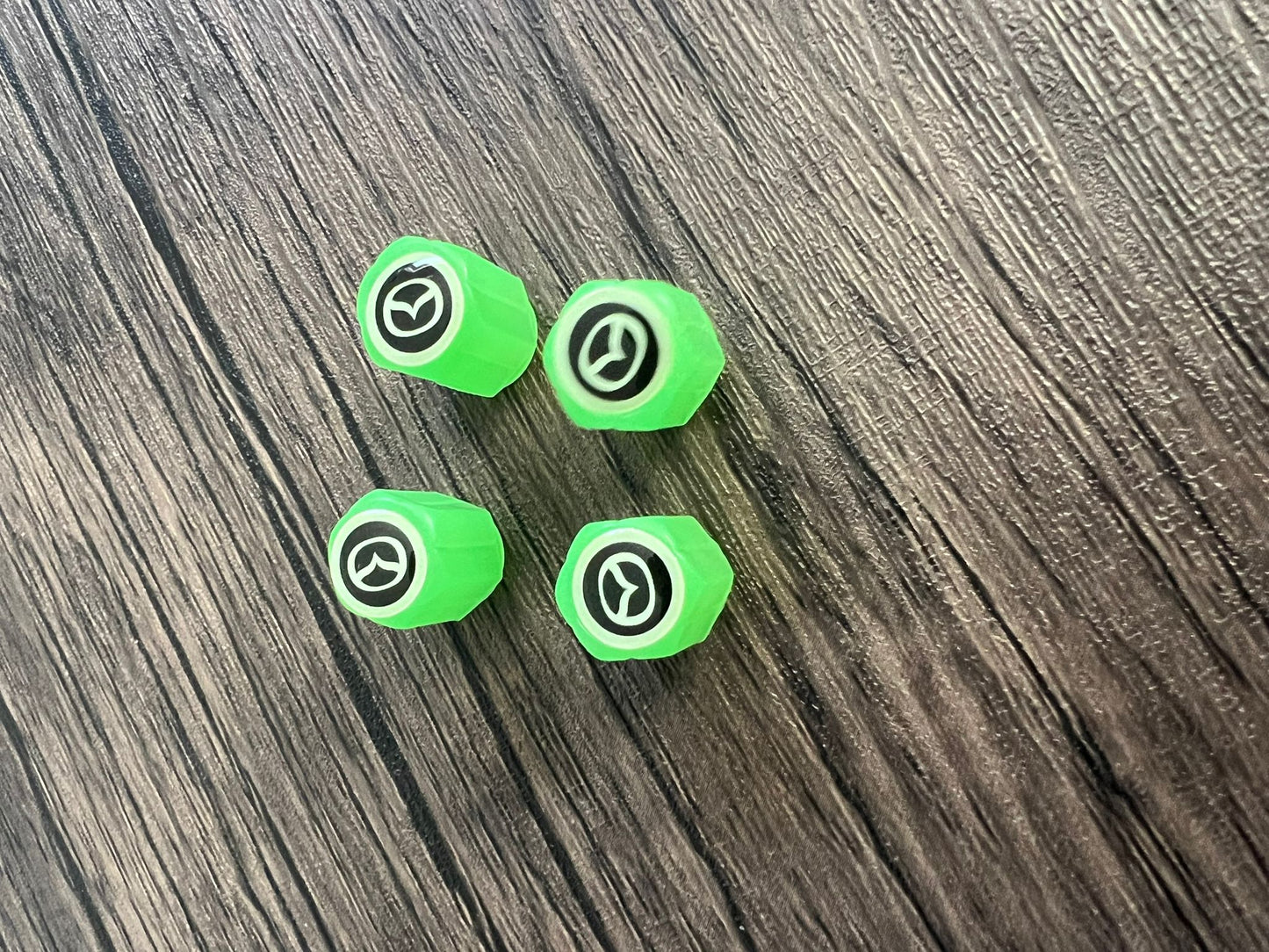 Uppsättning med 4 lysande ventilhattar med logotyp – LysaMatic