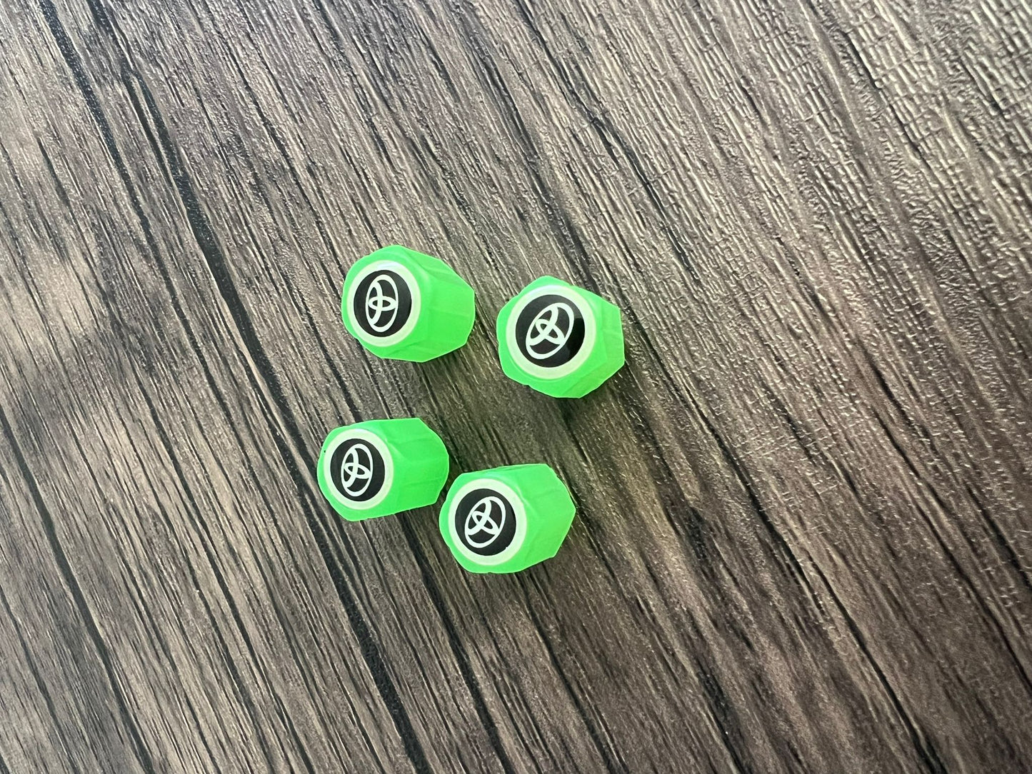 Uppsättning med 4 lysande ventilhattar med logotyp – LysaMatic