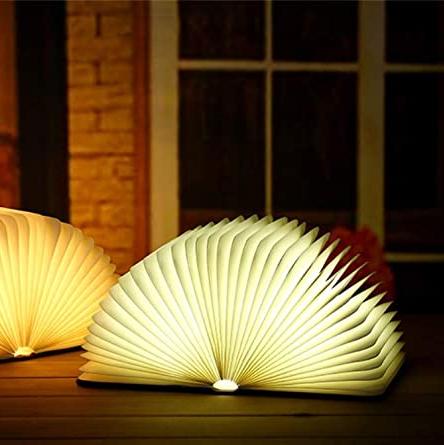Vikbar bordslampa i trä med LED-läslampa